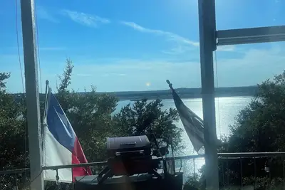 Image de Waterfront canyon lake home on a cove-park your boat or jet ski at the house.