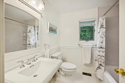Image de 4-bedroom house is across the street from private beach and walk to town