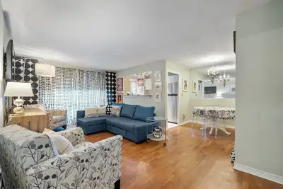 Image de Cool 2-bedroom condo with Ac, WiFi, near Convention Center Arch