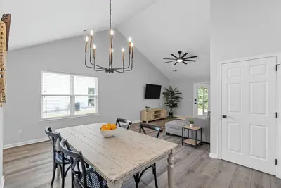 Image de Completely renovated 2bed/2bath getaway! Minutes to Charleston!