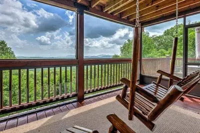 Image de A Bear's Dream - Tri-State Panoramic Views, Hot Tub, Game Room!