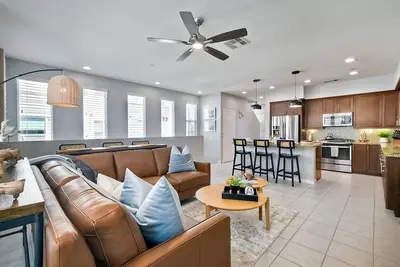 Image de Blocks To Beach | Coastal Beach Decor |  Garage Parking | Gated Community | 30+ Day Fully Furnished