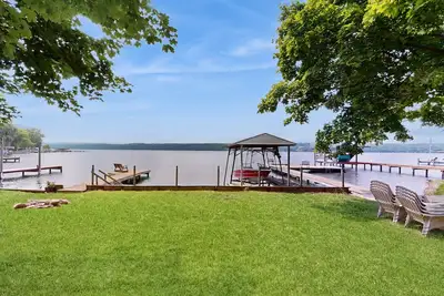 Image de Lakefront home with large deck, dock, kayak, & gorgeous views