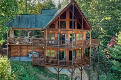 Image de Elegant cabin-6 minutes to downtown Blue Ridge with hot tub, game room, wet bar!