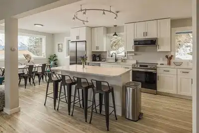Image de Beautiful 4-bedroom house - Walking distance to Downtown and Sea Life Center!