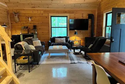 Image de The Shire, a fun cabin retreat. Warm and cozy, nestled trailside in the woods.