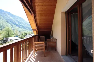 Image de Maison de vacances 'Les Rives Du Lac Valbonnais' avec vue sur le lac, jardin privé et Wi-Fi