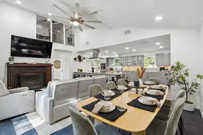 Image de Modern 3-bedroom house walking distance from Uf stadium!