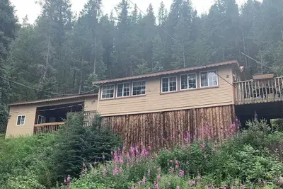 Image de Cabin w\/a Beautiful View Directly on the River Nested in the Mountains