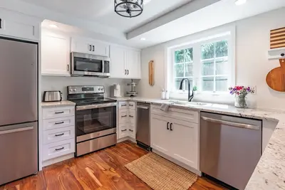 Image de Luxurious, Meticulous, Charming, Beautifully appointed 3bedroom in State College