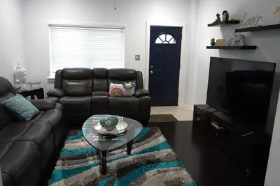 Image de Charming 3-bedroom townhome with Ac, Fiber optics Wifi, & Dedicated Work Space.