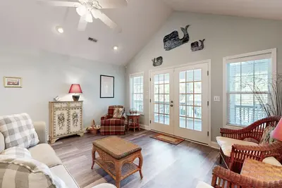 Image de Peaceful home close to the beach with large yard, porch, W/D, & Ac