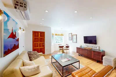 Image de Steps to gondola, downtown condo with mountain view, hot tub & pools