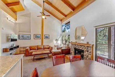 Image de Alpine Retreat by Northstar, Hot Tub & Shuttle