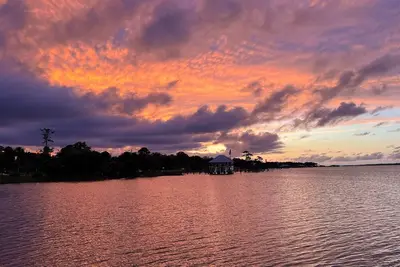 Image de Spacious home with hot tub & fully stocked kitchen - close to beach
