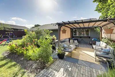 Image de Outdoor Pool & Fire Pit: Modern Austin Home