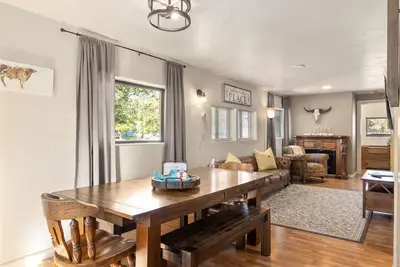 Image de Base Camp with Hot Tub, on main street, Wi-Fi, dog friendly, family friendly home.