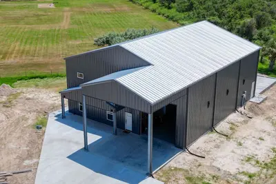 Image de Brand-new luxury barndominium: 2 king suites, cozy bunk room, 60’ boat garage!