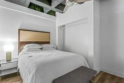 Image de Art Deco-Inspired Apartment Getaway in Buckhead