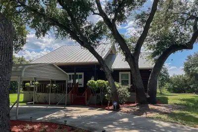 Image de Cozy log cabin, waterfront views, firepit, wifi, loft, Tv, dog-friendly, A/C