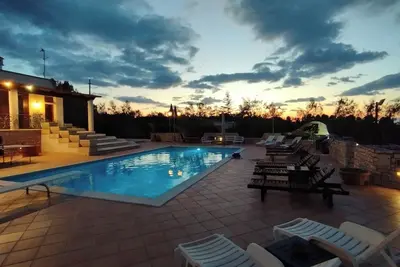 Image de Villa, relaxation, private pool and tennis court, for families and groups of friends