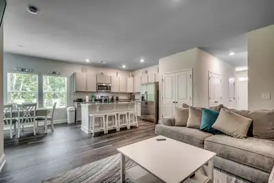 Image de Perfect New Construction Mid-Term Stay End Unit Th w/Garage In Nmb