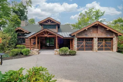 Image de Rustic Retreat w/ Elevator + Hot Tub | Sleeps 11