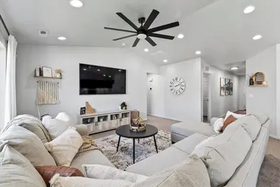 Image de Hot Tub, Game Room, 3 TVs, Near C of I and Downtown - Indian Creek