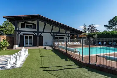 Image de La maison du Bonheur Ares, 28 pers avec piscine
