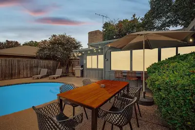 Image de 4-Bd Serene Hideaway w Pool, Foosball, and Patio