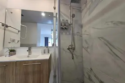 Image de 109-c New and modern with private garden.