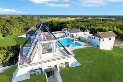 Image de Hamptons Peak Tranquility • Iconic Retreat