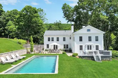 Image de Luxurious, Spacious, Newly Renovated Vacation Home Walking Distance to Lake. . .
