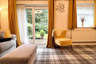 Image de Cheerful 2 Bedroom Home with Off-road parking