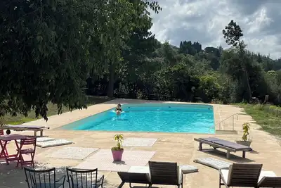 Image de 3 pièces au 1er étage d’une bastide grassoise dans domaine privé avec piscine
