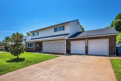 Image de 30 min to Ou! Spacious 5 bedroom home with Private Pool and Hot Tub