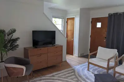 Image de Fantastic 2-bedroom townhome, 2 blocks from Michigan Stadium!