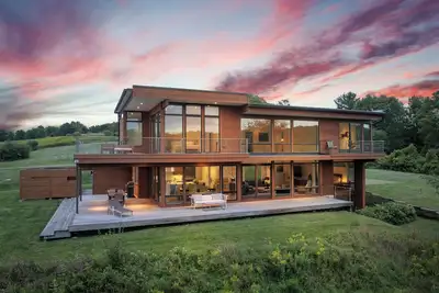 Image de Lakeside Modern Escape Gym • Kayaks • Fireplace
