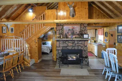 Image de Spacious 6-bedroom cabin in serene Island Park with WiFi, Ac, Sleeps 16