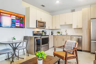 Image de Cozy Haven Steps Away from University Life