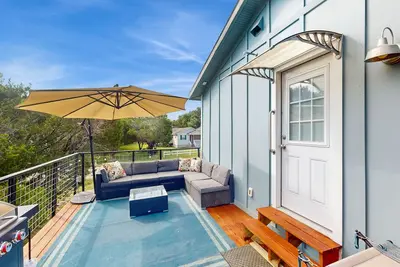 Image de Charming Remodeled Duplex with Patio & Firepit