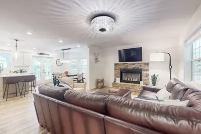 Image de Newly renovated house with hot tub, wifi, private dock + lake views
