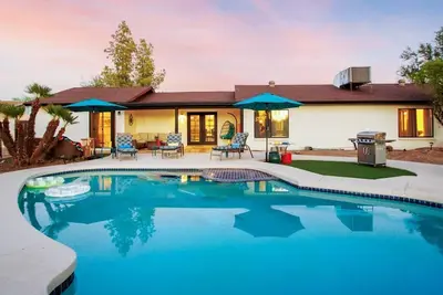 Image de Spacious Scottsdale Retreat with Pool, Putting Green and Elegant Desert Design