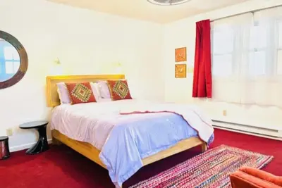 Image de Red Peacock Catskill Cabin sleeps four 6