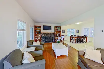 Image de Lakeside home with kitchen, Washer/Dryer, Internet and Firepit