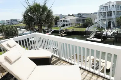 Image de New! ! ! Spacious 4-bedroom Water-Front Home in Holden Beach! !