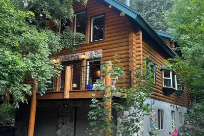 Image de Cozy log cabin secluded in a mountain forest with hot tub, sauna, private patio.