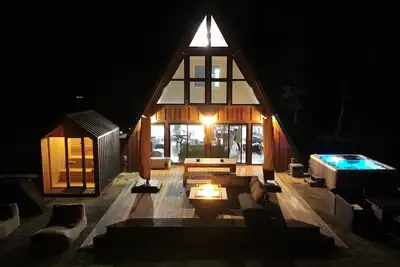 Image de Cedar Sands - A-Frame w/ Sauna, Hot & Cold Tub