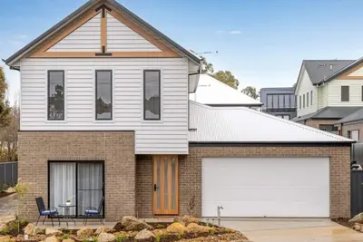 Image de Brand new 3 bed townhouse, walk to town!