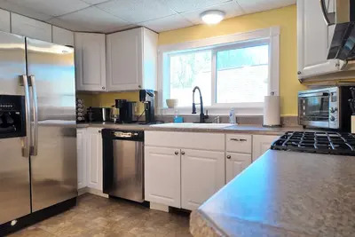 Image de Clean Central Spacious Top Unit w\/ Laundry